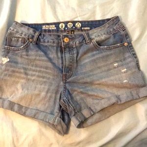 Distressed jeans shorts